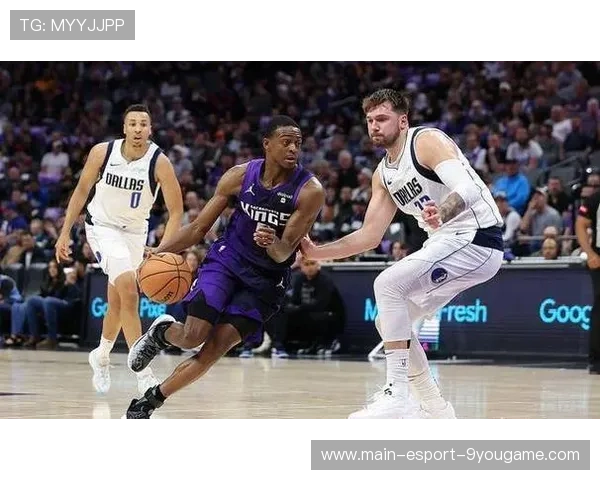 东契奇背后传球助攻，独行侠团队配合流畅